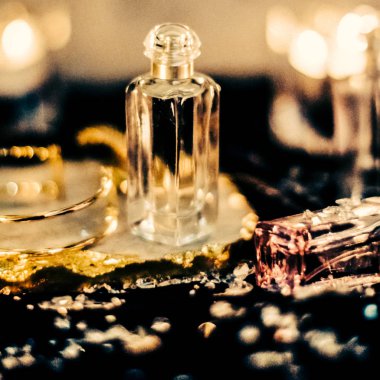 Parfüm şişeleri ve gece kaliteli koku, aroma kokusu, fra