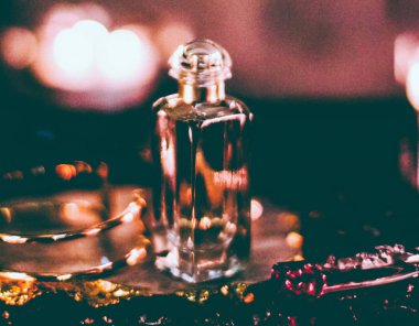 Parfüm şişeleri ve gece kaliteli koku, aroma kokusu, fra