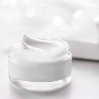 Tatil arkaplanındaki yüz kremi nemlendirici kavanozu.