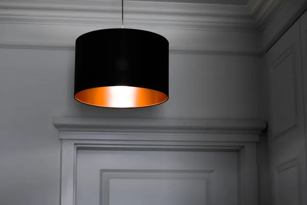 Lampada in bronzo in una stanza, elegante arredamento moderno illuminazione — Foto Stock