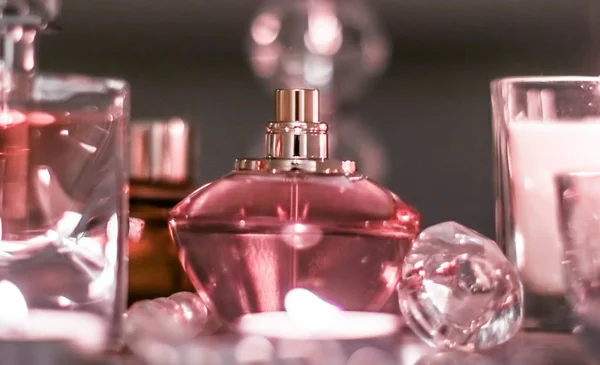 Butelka perfum i vintage zapach na stole próżności glamour w — Zdjęcie stockowe