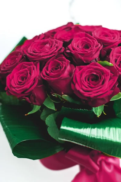 Buquê de luxo de rosas borgonhas em fundo de mármore, bonito — Fotografia de Stock