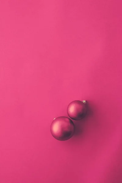 Natal bugigangas no fundo flatlay rosa, férias de inverno de luxo — Fotografia de Stock