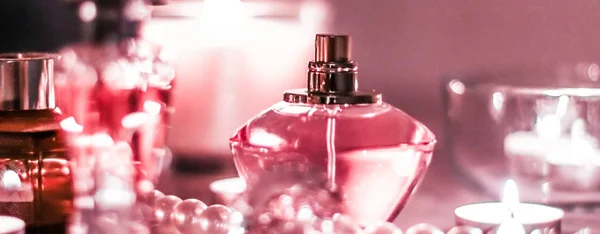 Parfymflaska och vintage doft på glamour fåfänga bord vid — Stockfoto