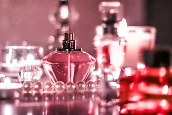 Parfum fles en vintage geur op glamour ijdelheid tafel op — Stockfoto