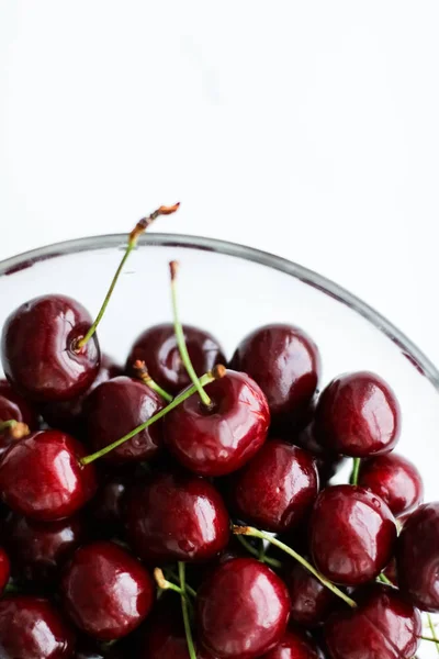 Свежие сладкие вишни, сочные вишневые ягоды фруктовый десерт, как исцеление — стоковое фото
