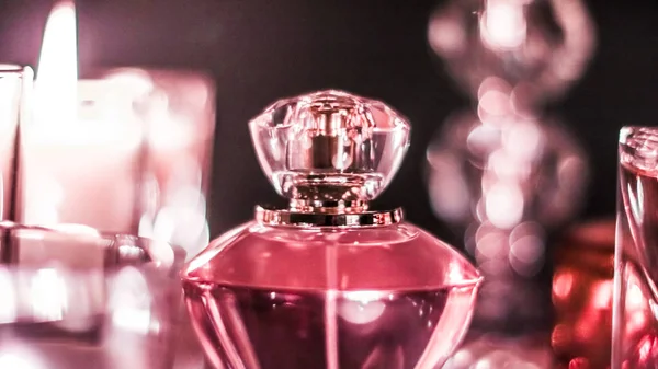 Butelka perfum i vintage zapach na stole próżności glamour w — Zdjęcie stockowe