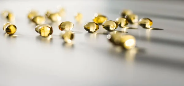 Vitamina D e Golden Omega 3 pillole per un'alimentazione sana, f — Foto Stock