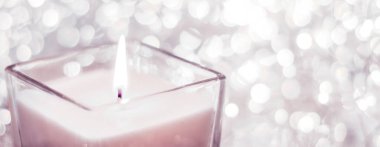 Noel 'de pembe aromalı mum ve yeni yıl parıltısı.