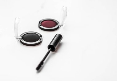 Göz farı, siyah kalem ve maskara mermer arka plan, göz farı.