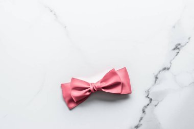 Mercan ipek kurdele ve mermer arka planda fiyonk, kız bebek partisi