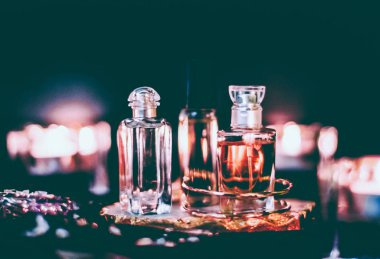 Parfüm şişeleri ve gece kaliteli koku, aroma kokusu, fra