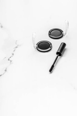 Göz farı, siyah kalem ve maskara mermer arka plan, göz farı.