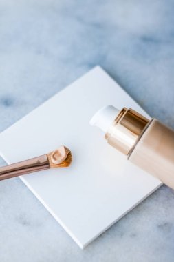 Makyaj şişesi ve mermer, makyaj fırçası