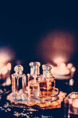 Parfüm şişeleri ve gece kaliteli koku, aroma kokusu, fra