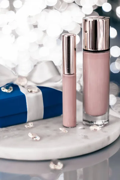 Urlaub Make-up Foundation Basis, Concealer und blaue Geschenkbox, lu — Stockfoto