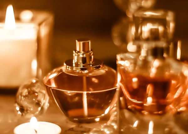 Butelka perfum i vintage zapach na stole próżności glamour w — Zdjęcie stockowe