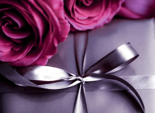 Luxusní dovolená stříbrná dárková krabice a růžové růže jako Vánoce, Vale — Stock fotografie