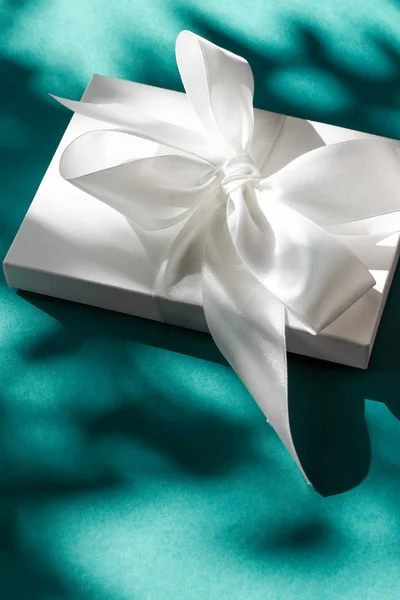 Caixa de presente branca de férias de luxo com fita de seda e laço em emeral — Fotografia de Stock