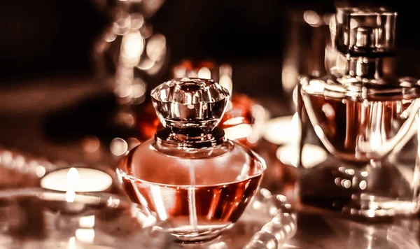 Butelka perfum i vintage zapach na stole próżności glamour w — Zdjęcie stockowe