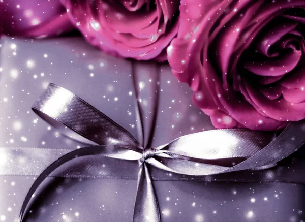 Luxe vakantie zilveren geschenkdoos en roze rozen als Kerstmis, Vale — Stockfoto