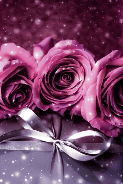 Caja de regalo de plata de vacaciones de lujo y rosas rosas rosas como Navidad, Vale —  Fotos de Stock