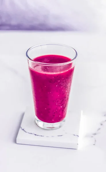 Berry vruchtensap in glas, veganistische smoothie met chia voor dieet de — Stockfoto