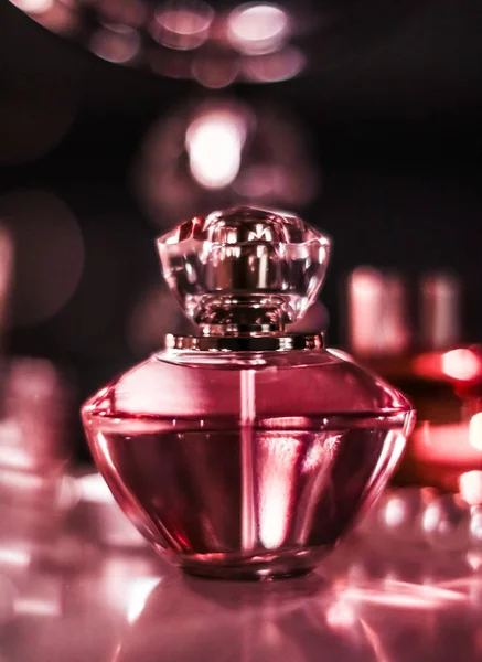 Butelka perfum i vintage zapach na stole próżności glamour w — Zdjęcie stockowe