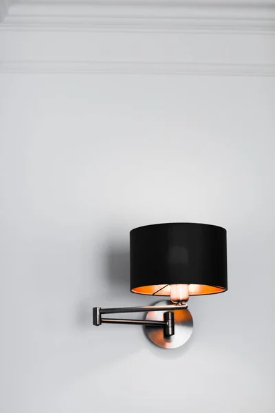 部屋のブロンズランプ、エレガントなモダンな家の装飾照明 — ストック写真