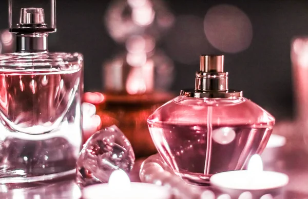 Butelka perfum i vintage zapach na stole próżności glamour w — Zdjęcie stockowe