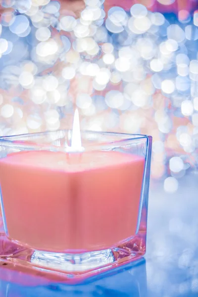 Koralle aromatische Kerze an Weihnachten und Neujahr glitzert Backgro — Stockfoto