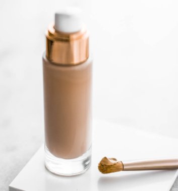 Makyaj şişesi ve mermer, makyaj fırçası