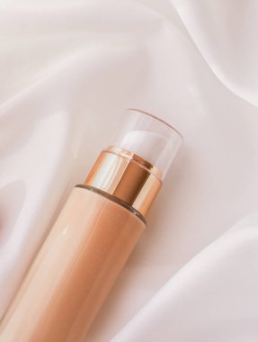 Tonal BB krem şişesi. Çıplak kayak için sıvı temel.