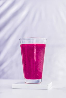 Bardakta meyve suyu, diyet için chia ile vejetaryen smoothie.