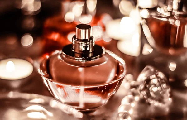 Parfum fles en vintage geur op glamour ijdelheid tafel op — Stockfoto