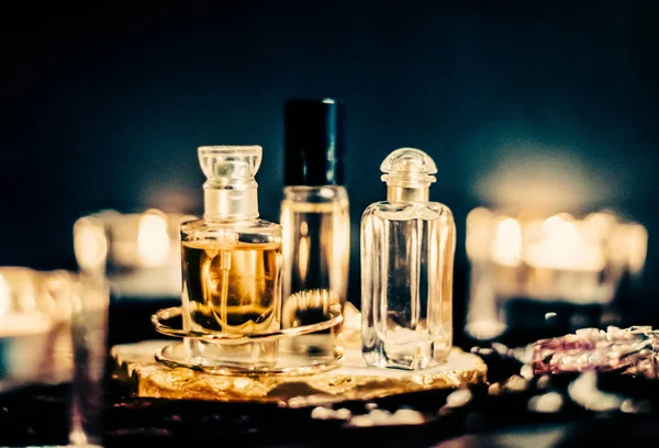 Parfüm şişeleri ve gece kaliteli koku, aroma kokusu, fra