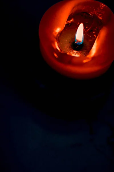 Vela de férias vermelho no fundo escuro, design de marca de luxo e — Fotografia de Stock