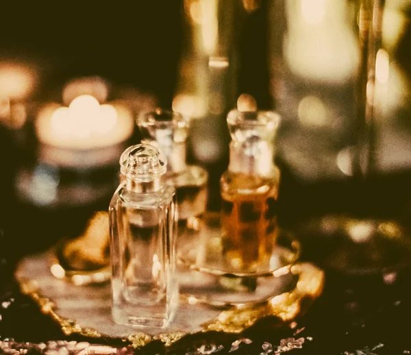 Garrafas de perfume e fragrância vintage à noite, aroma aroma, fra — Fotografia de Stock