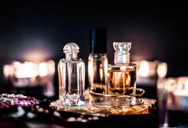 Parfüm şişeleri ve gece kaliteli koku, aroma kokusu, fra — Stok fotoğraf