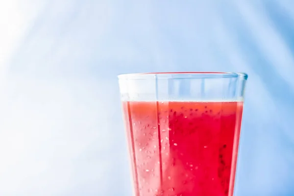 Ягодный фруктовый сок в стакане, веганский смузи с чиа для диеты де — стоковое фото