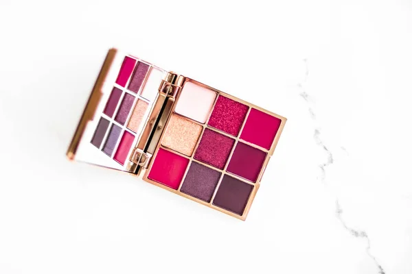 Palette ombretto su fondo marmo, make-up e cosmetici p — Foto Stock