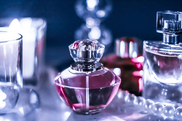 Perfume bottle and vintage fragrance on glamour vanity table at — Stock Photo, Image