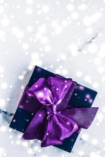 冬季礼品盒上有紫色丝弓，雪在妈妈身上闪闪发光 — 图库照片