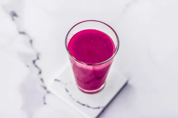 Berry vruchtensap in glas, veganistische smoothie met chia voor dieet de — Stockfoto