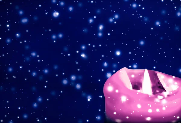 Candela vacanza rosa su sfondo blu scintillante neve, lusso — Foto Stock