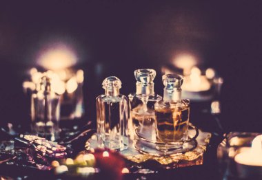 Parfüm şişeleri ve gece kaliteli koku, aroma kokusu, fra