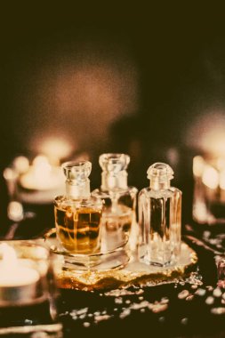 Parfüm şişeleri ve gece kaliteli koku, aroma kokusu, fra