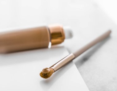 Makyaj şişesi ve mermer, makyaj fırçası