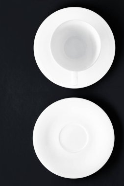 Beyaz sofra tabak çömlek seti, siyah yatık giriş boş fincan
