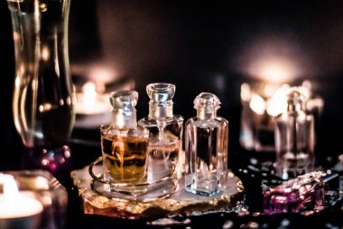 Parfüm şişeleri ve gece kaliteli koku, aroma kokusu, fra